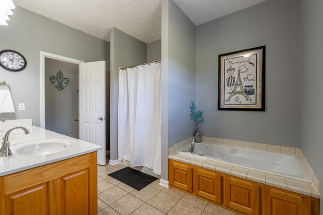 387 Center Point Dr, Summertown, TN 38483