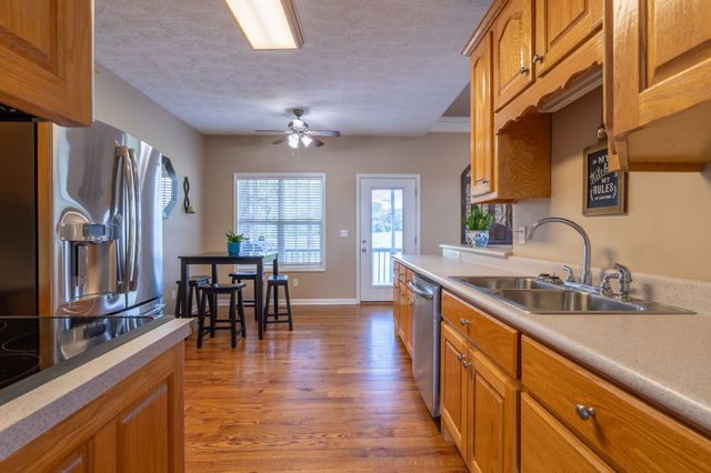 387 Center Point Dr, Summertown, TN 38483