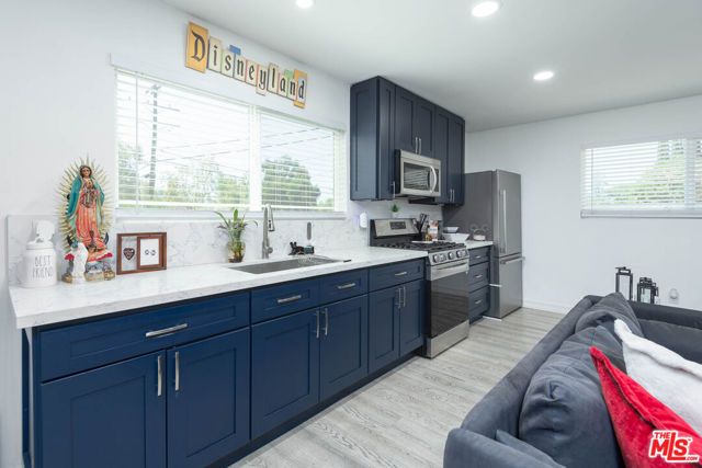 5409 Fallbrook Avenue, Los Angeles, CA 91367