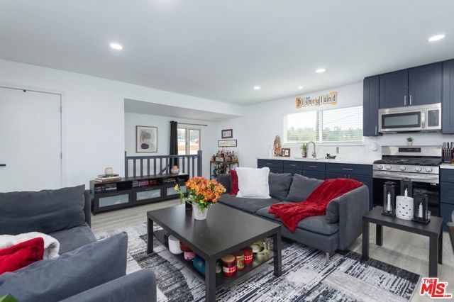 5409 Fallbrook Avenue, Los Angeles, CA 91367