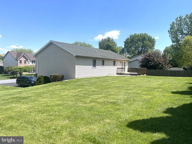 1572 BUTTERCUP DRIVE, Chambersburg, PA 17202