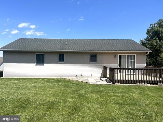1572 BUTTERCUP DRIVE, Chambersburg, PA 17202