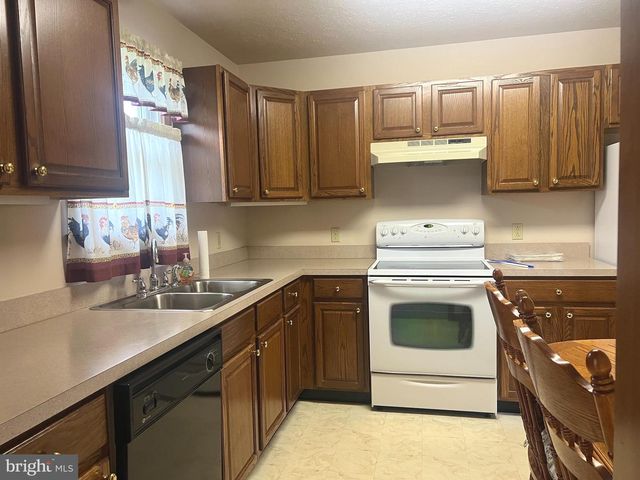 1572 BUTTERCUP DRIVE, Chambersburg, PA 17202