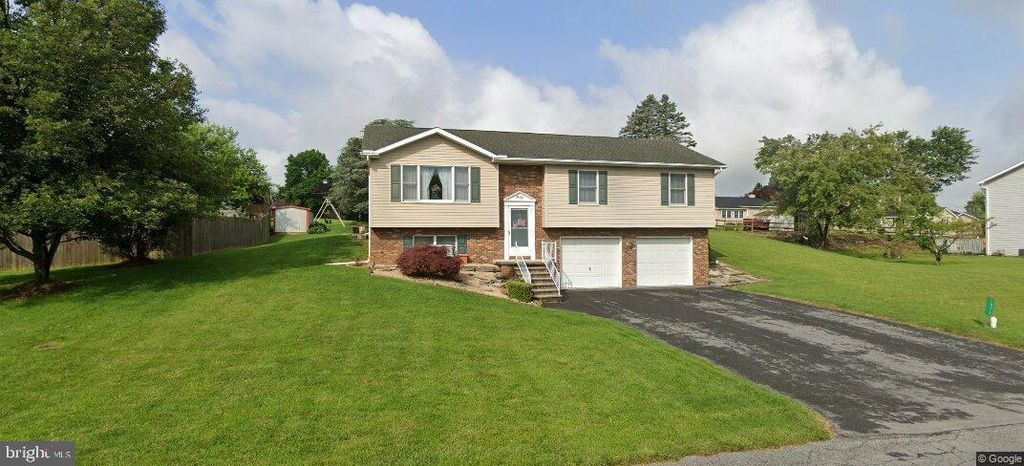 1572 BUTTERCUP DRIVE, Chambersburg, PA 17202