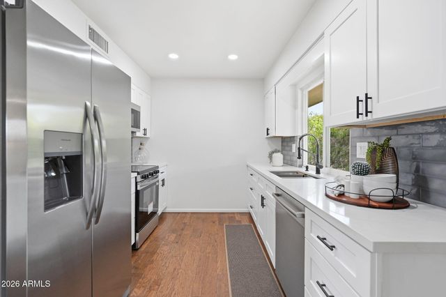 10733 W HUTTON Drive, Sun City, AZ 85351