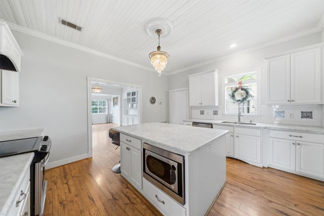 705 College Street, Montgomery, TX 77356