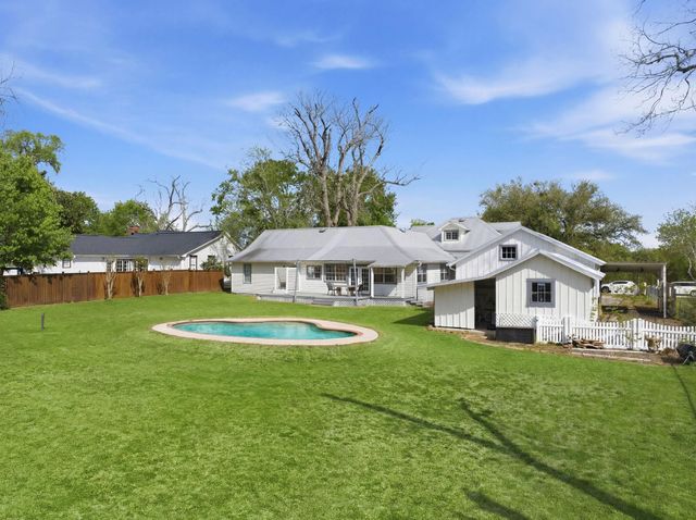 705 College Street, Montgomery, TX 77356