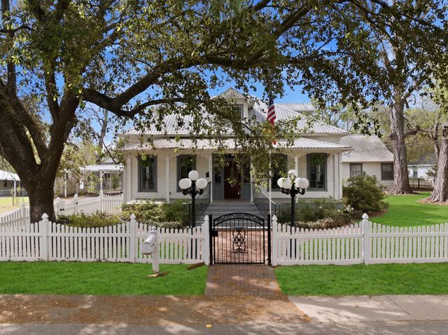 705 College Street, Montgomery, TX 77356