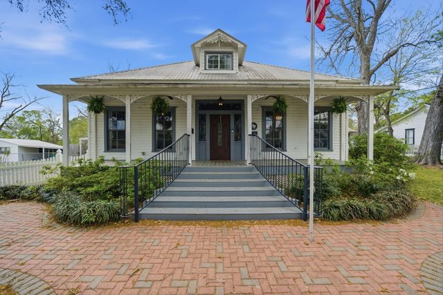 705 College Street, Montgomery, TX 77356