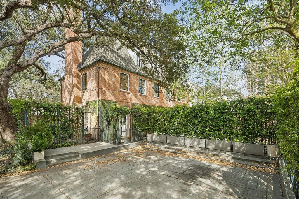 1117 Banks, Houston, TX 77006