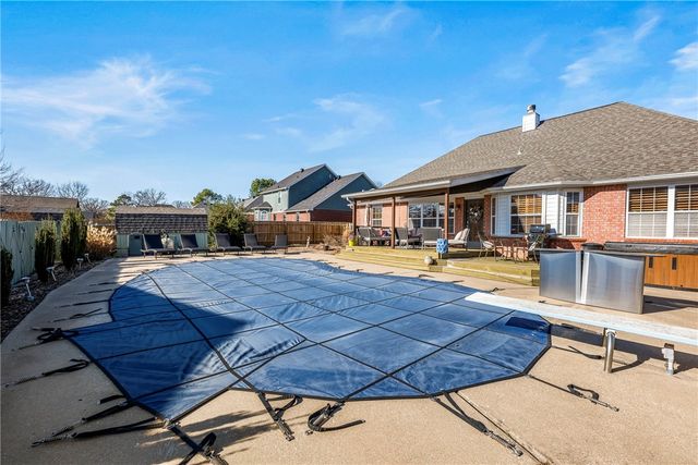 2710 W Wood Street, Rogers, AR 72756