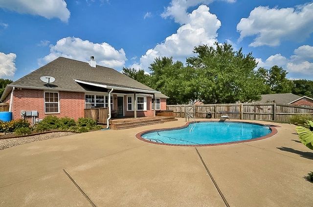 2710 W Wood Street, Rogers, AR 72756