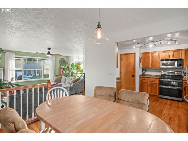 1660 Se LEWELLYN Ave, Troutdale, OR 97060