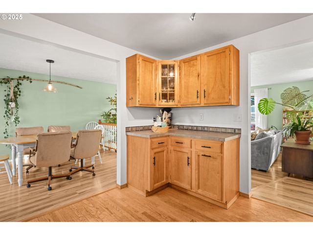 1660 Se LEWELLYN Ave, Troutdale, OR 97060