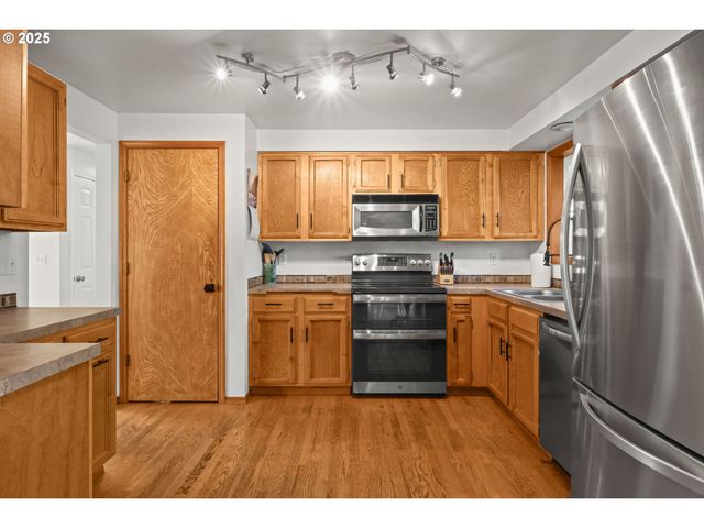 1660 Se LEWELLYN Ave, Troutdale, OR 97060