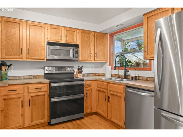 1660 Se LEWELLYN Ave, Troutdale, OR 97060