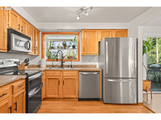 1660 Se LEWELLYN Ave, Troutdale, OR 97060