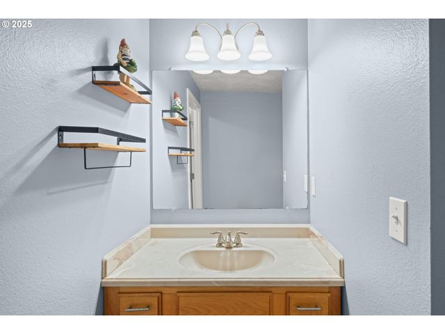 1660 Se LEWELLYN Ave, Troutdale, OR 97060