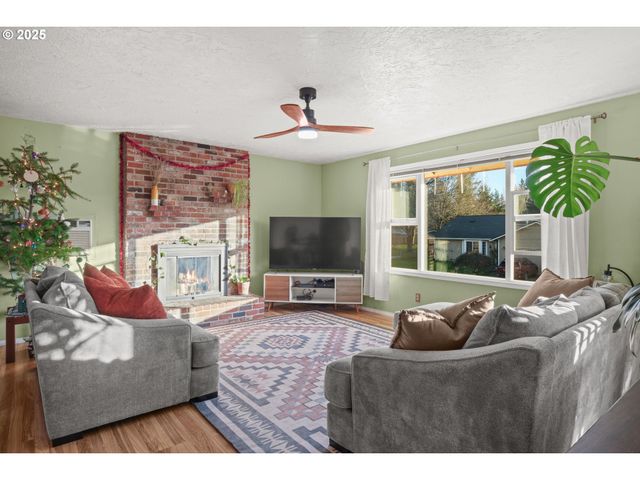 1660 Se LEWELLYN Ave, Troutdale, OR 97060