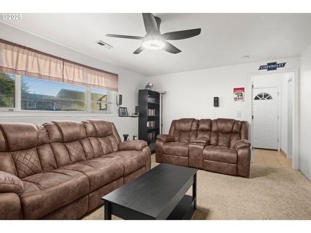 1660 Se LEWELLYN Ave, Troutdale, OR 97060