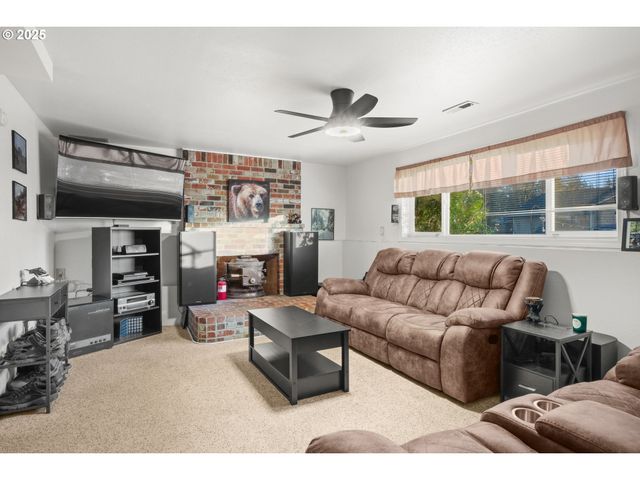 1660 Se LEWELLYN Ave, Troutdale, OR 97060