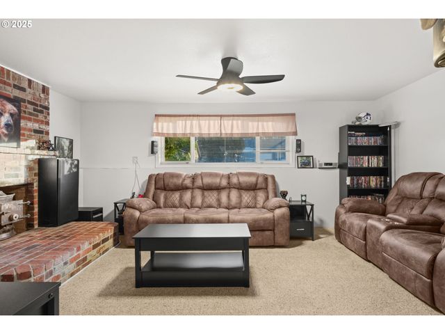 1660 Se LEWELLYN Ave, Troutdale, OR 97060