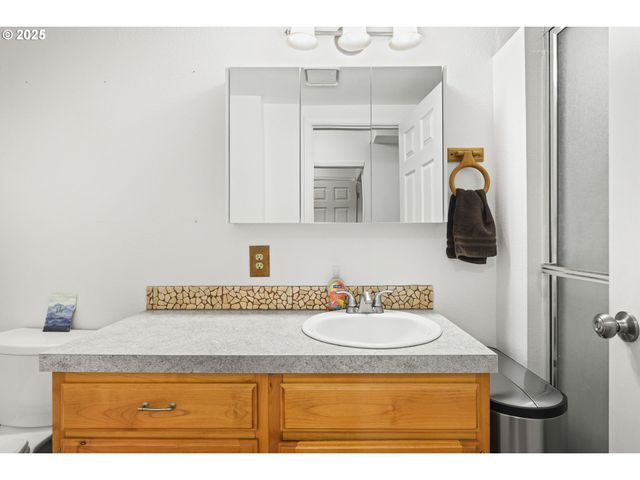 1660 Se LEWELLYN Ave, Troutdale, OR 97060