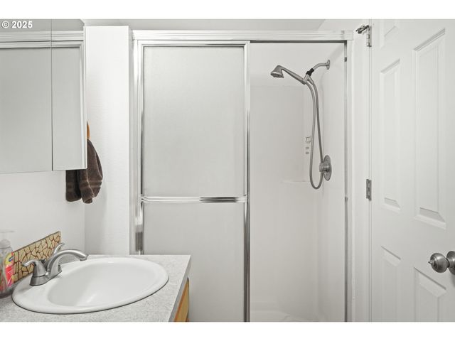 1660 Se LEWELLYN Ave, Troutdale, OR 97060