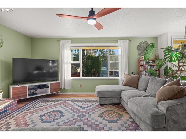 1660 Se LEWELLYN Ave, Troutdale, OR 97060