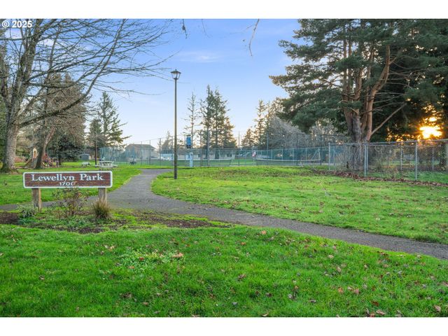 1660 Se LEWELLYN Ave, Troutdale, OR 97060