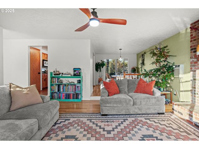 1660 Se LEWELLYN Ave, Troutdale, OR 97060