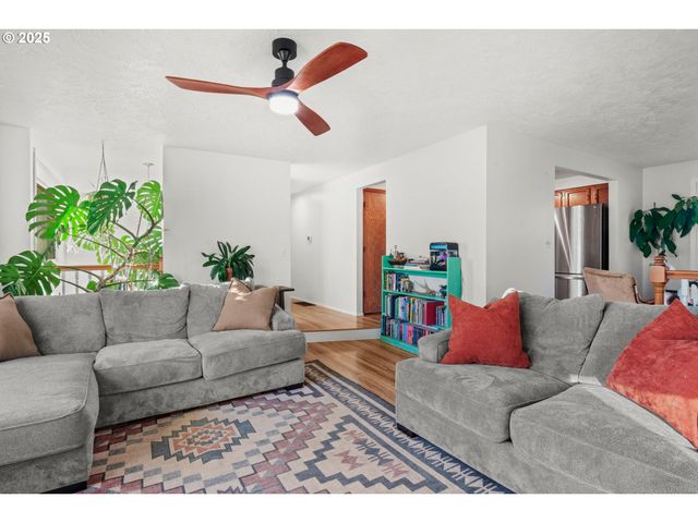 1660 Se LEWELLYN Ave, Troutdale, OR 97060