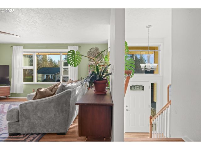 1660 Se LEWELLYN Ave, Troutdale, OR 97060