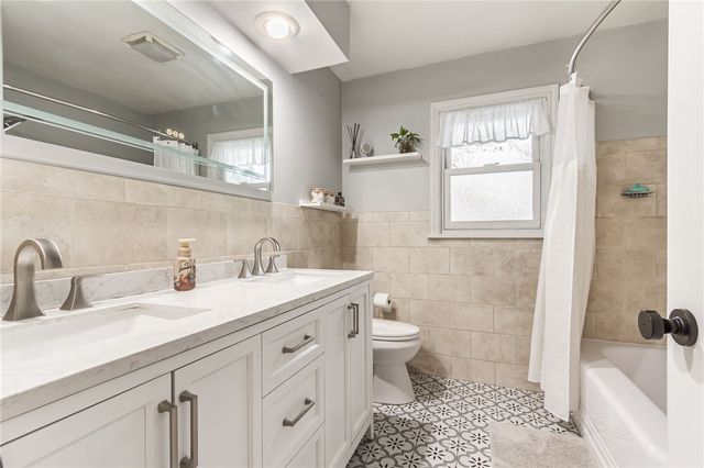 51 Oak Manor Lane, Pittsford, NY 14534