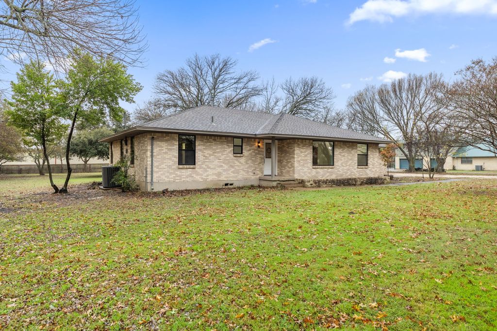 1136 Bear Creek Road, Cedar Hill, TX 75104