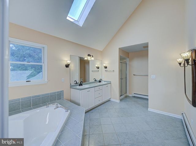 3 PRALL CT, Ringoes, NJ 08551