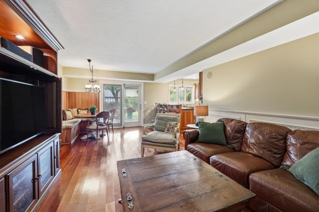305 S Knollwood Drive, Schaumburg, IL 60193