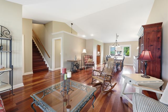 305 S Knollwood Drive, Schaumburg, IL 60193