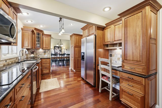 305 S Knollwood Drive, Schaumburg, IL 60193