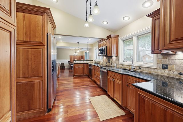 305 S Knollwood Drive, Schaumburg, IL 60193