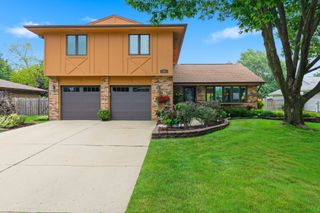 305 S Knollwood Drive, Schaumburg, IL 60193