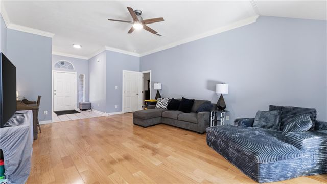 13 Westwood Drive, Huntsville, TX 77320