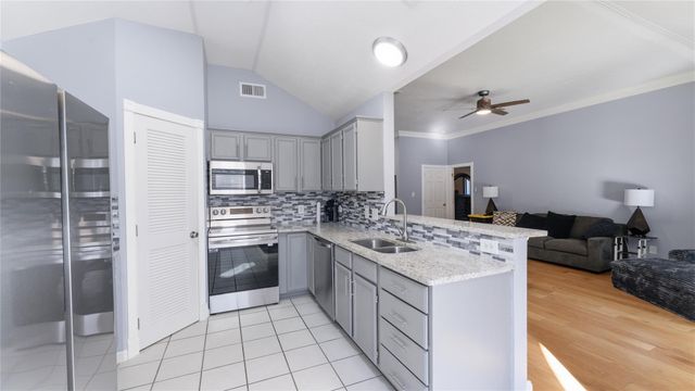 13 Westwood Drive, Huntsville, TX 77320