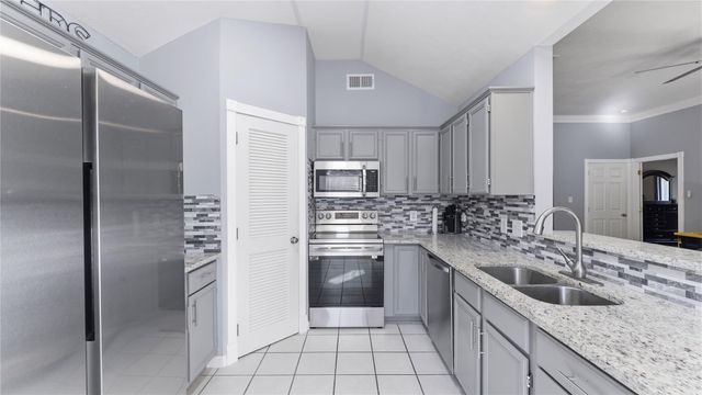 13 Westwood Drive, Huntsville, TX 77320