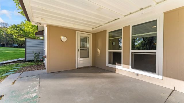 13 Westwood Drive, Huntsville, TX 77320