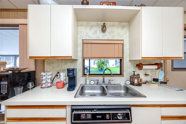 6821 AMERICANA DRIVE NE 106, St Petersburg, FL 33702