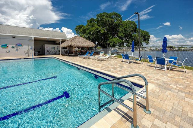 6821 AMERICANA DRIVE NE 106, St Petersburg, FL 33702