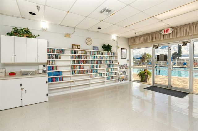 6821 AMERICANA DRIVE NE 106, St Petersburg, FL 33702