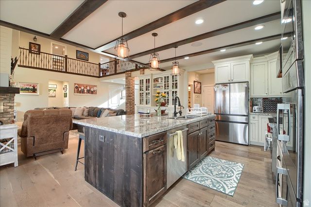 10868 S ASCOT PKWY, Sandy, UT 84092