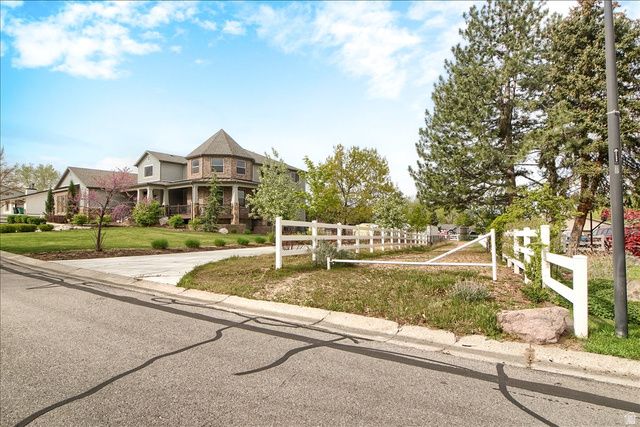 10868 S ASCOT PKWY, Sandy, UT 84092